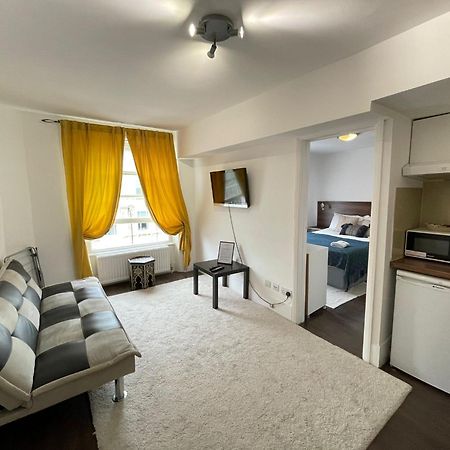 Captivating 1-Bed Apartment In Лондон Экстерьер фото
