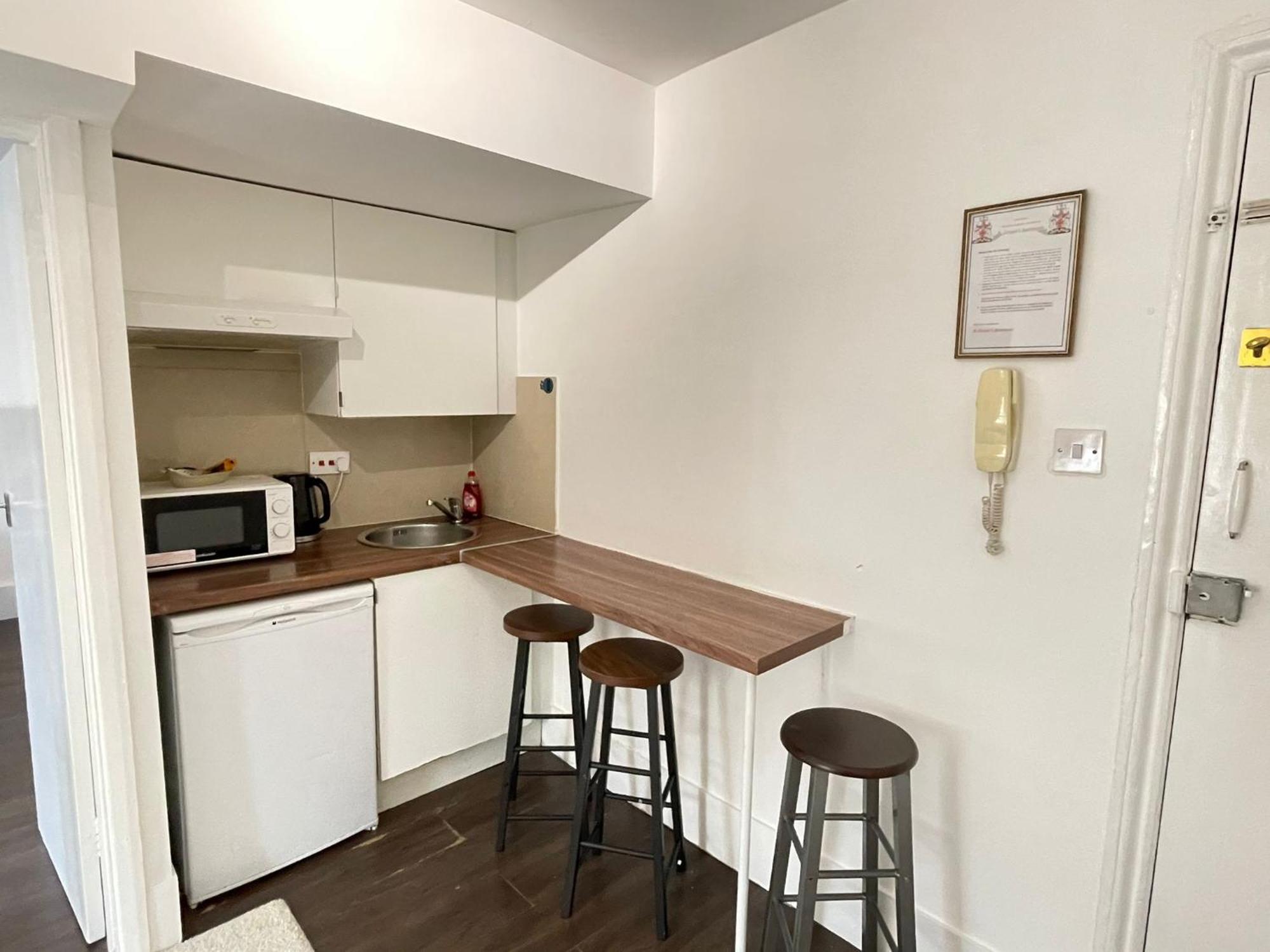 Captivating 1-Bed Apartment In Лондон Экстерьер фото